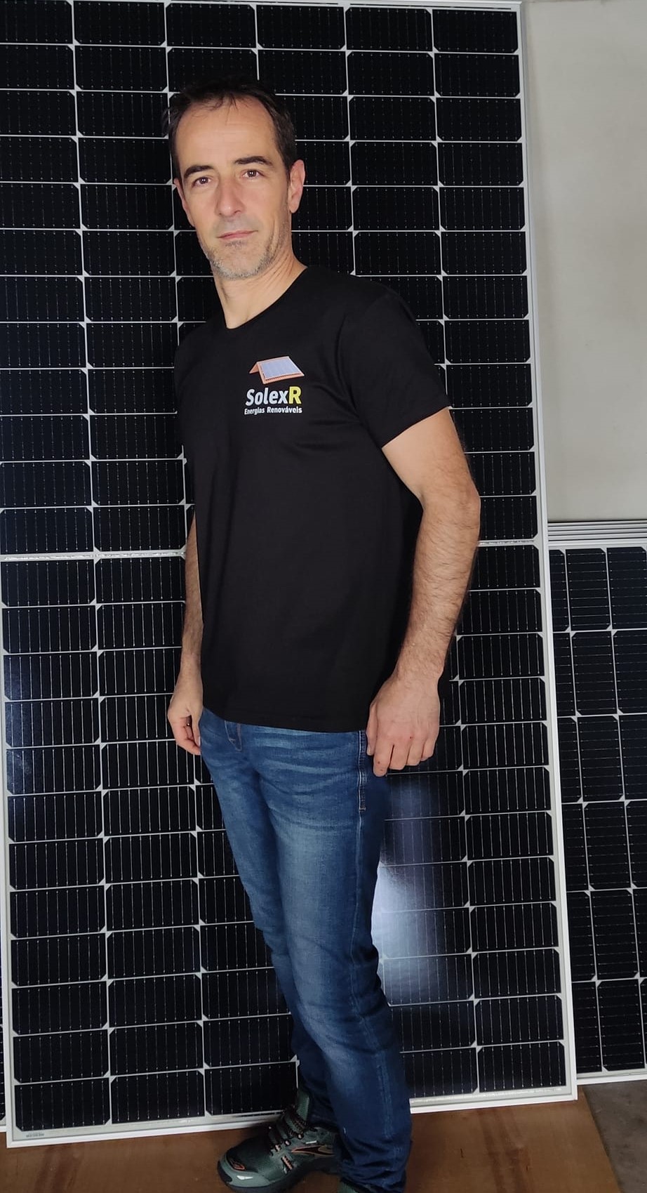 Representante da SolexR junto a painéis solares